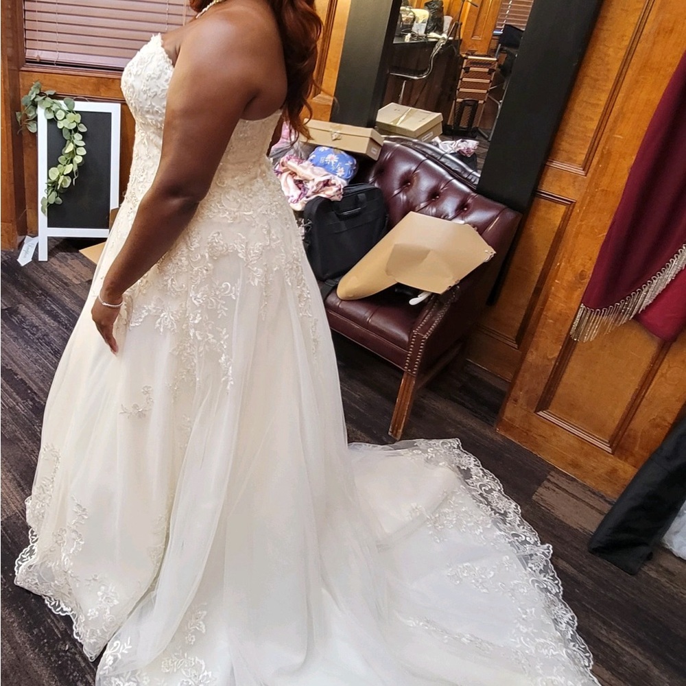 Elegant White Lace Wedding Dress